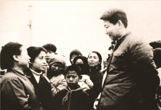 1983年,时任中共正定县委书记的习近平同赵村群众交谈。